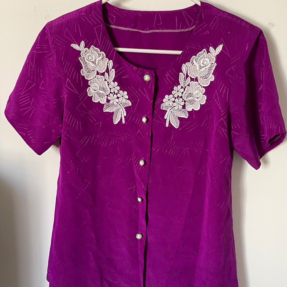 Vintage Magenta Jacquard Blouse – White Lace Floral Appliqué, Embossed Geometric
